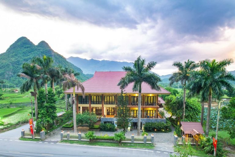 Toàn cảnh bên ngoài khách sạn Mai Châu Lodge Hòa Bình