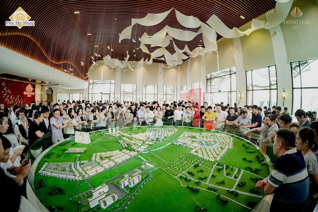Khách hàng tham quan sa bàn dự án Hồng Hạc City