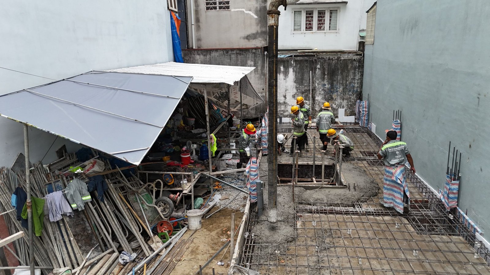 Miễn Giấy Phép Xây Dựng Nhà Dưới 7 Tầng Từ 2026 2 Công nhân thi công móng nhà ở riêng lẻ tại Việt Nam