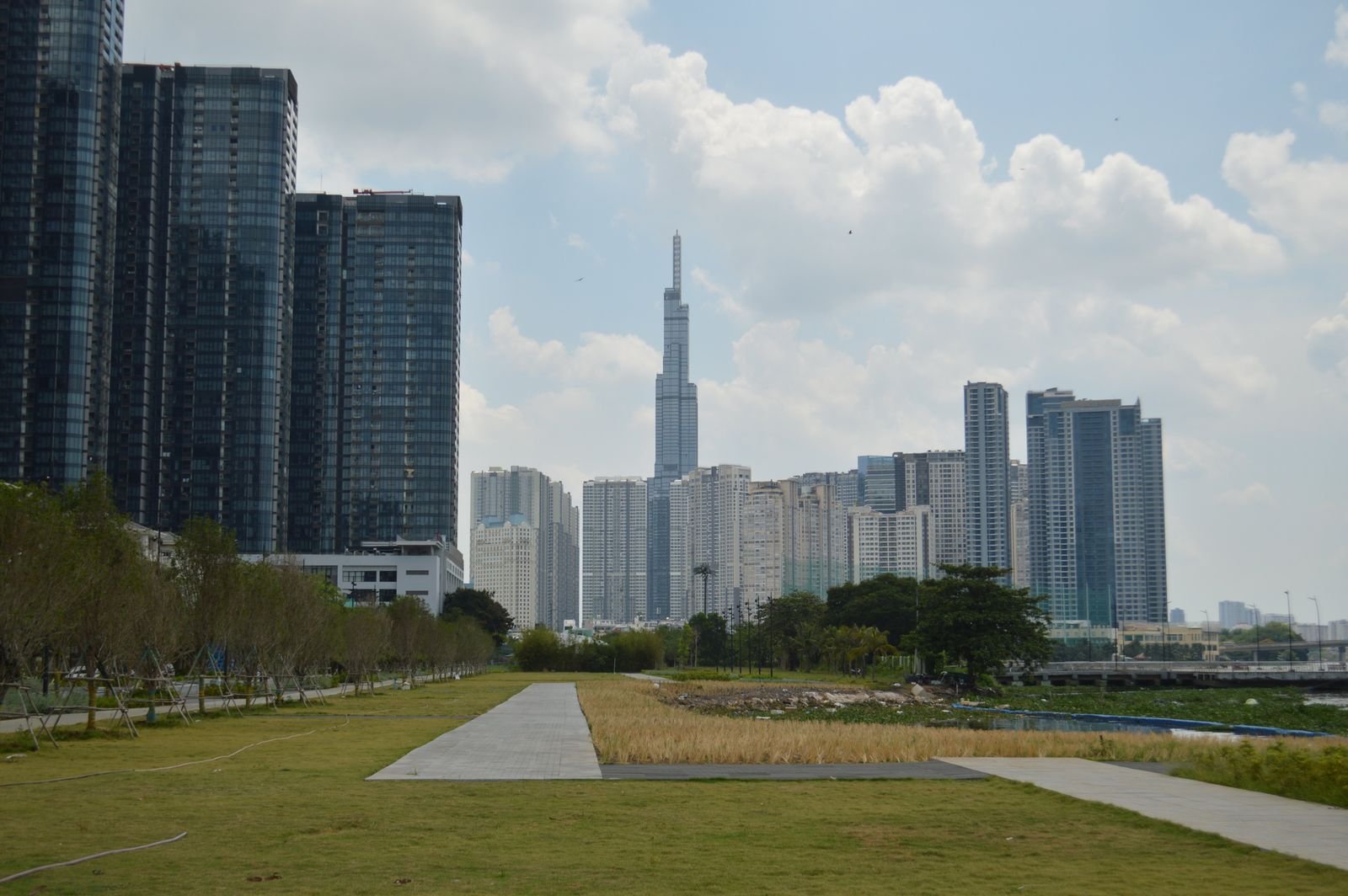 Đầu Tư Bất Động Sản Vùng Ven 2026: Ở Đâu Tiềm Năng? 3 Skyline TP.HCM minh họa xu hướng dịch chuyển đầu tư bất động sản vùng ven sau sáp nhập