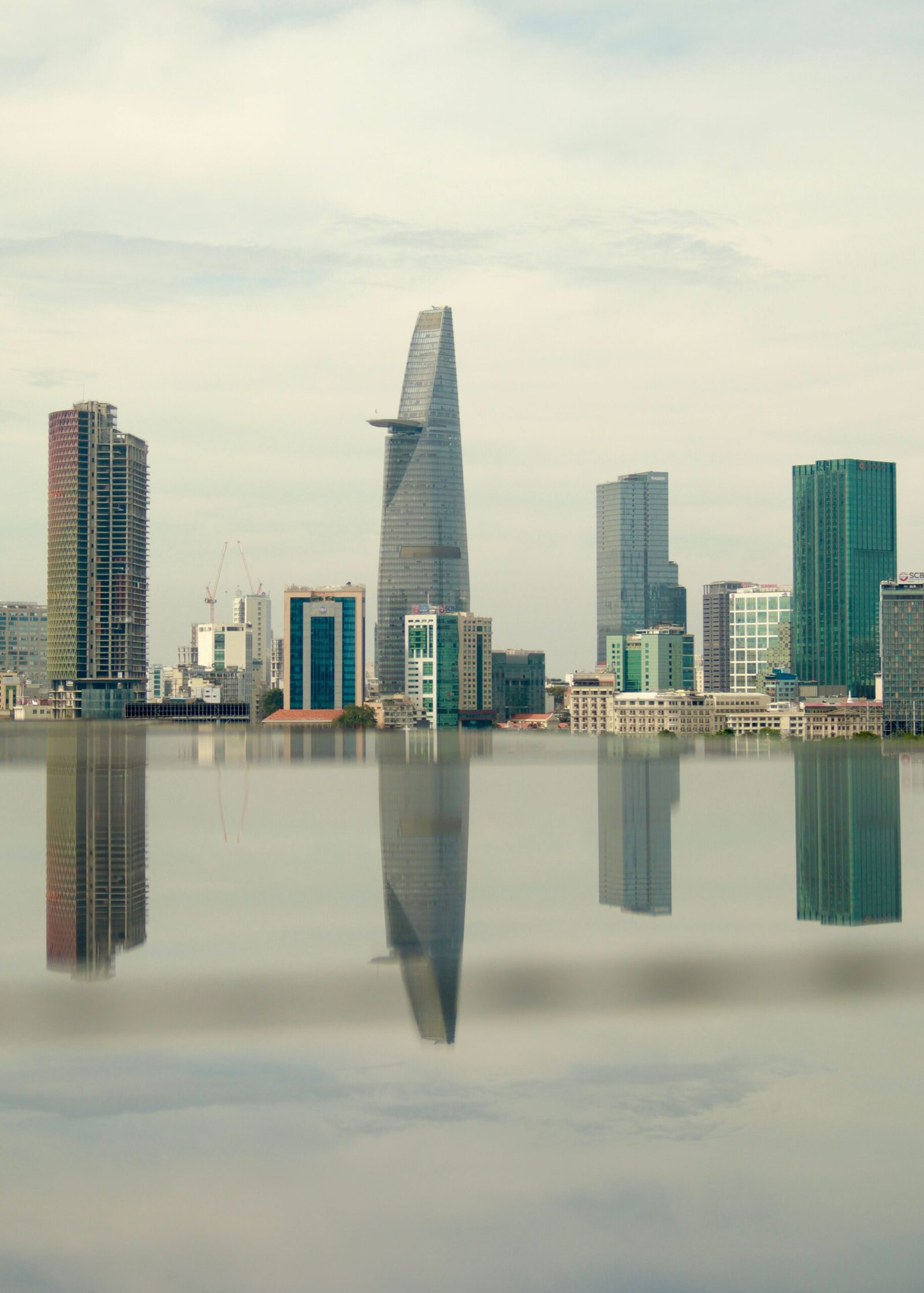 The Metropole Thủ Thiêm nhìn ra sông Sài Gòn