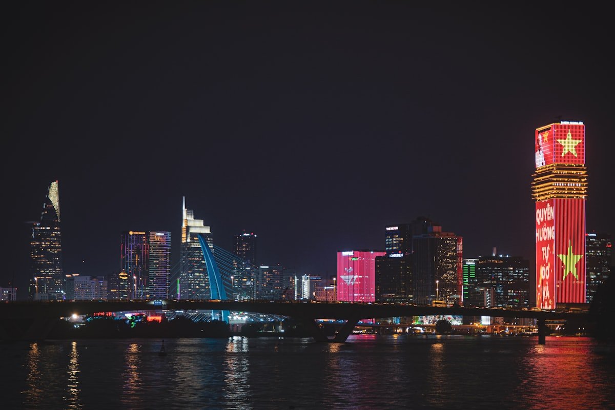 Cầu Ba Son kết nối Thủ Thiêm với trung tâm Quận 1 về đêm, gần dự án The Megapolis Thủ Thiêm