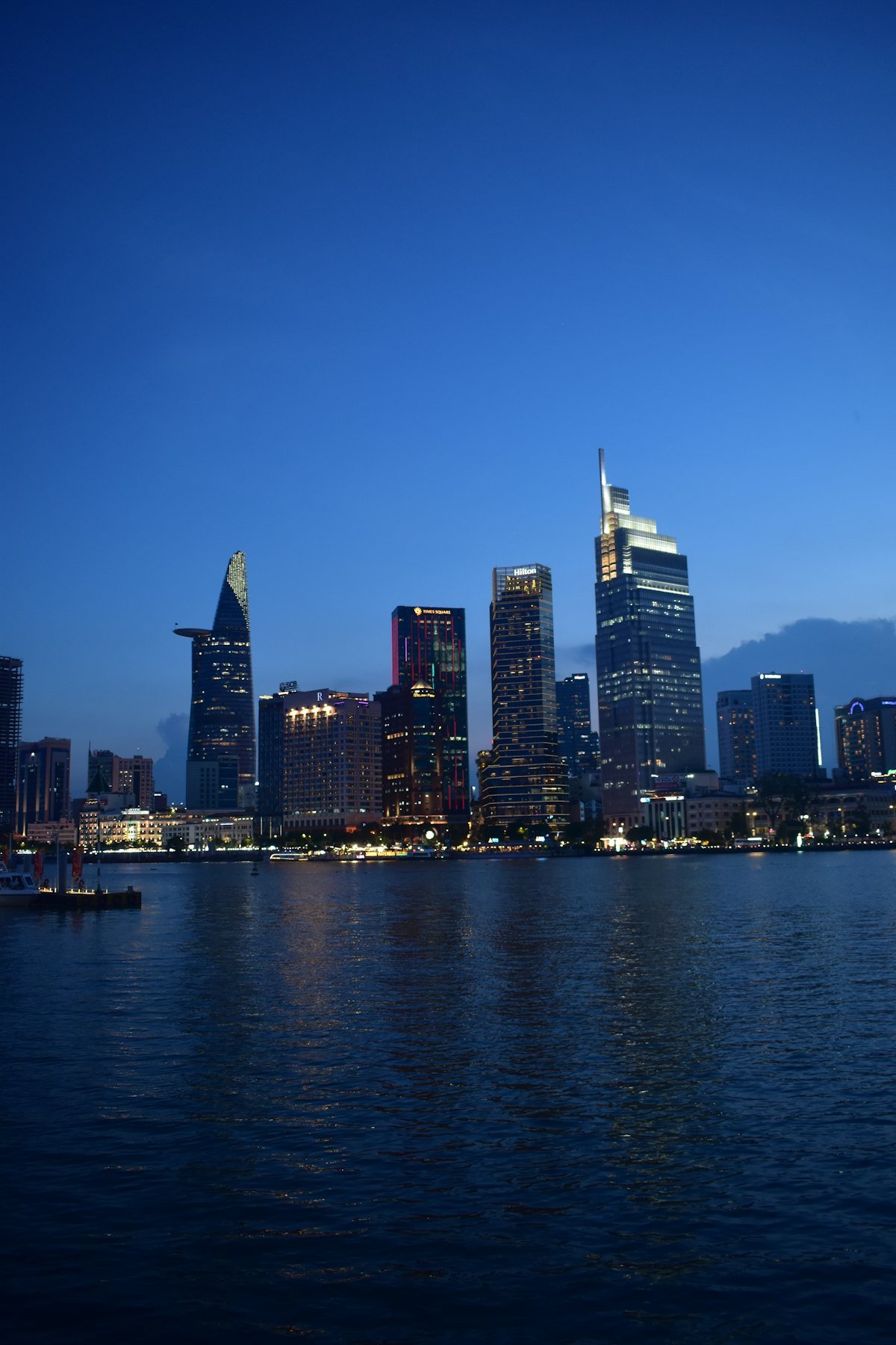 Tiến độ The Megapolis Thủ Thiêm nhìn từ skyline Quận 1 ven sông Sài Gòn