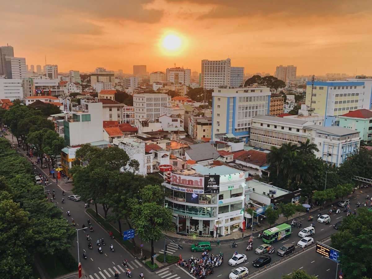 Nguồn Cung Nhà Liền Thổ TP.HCM Dịch Về Vùng Ven 2026 4 Toàn cảnh đô thị TP.HCM minh họa thị trường bất động sản vùng ven 2026