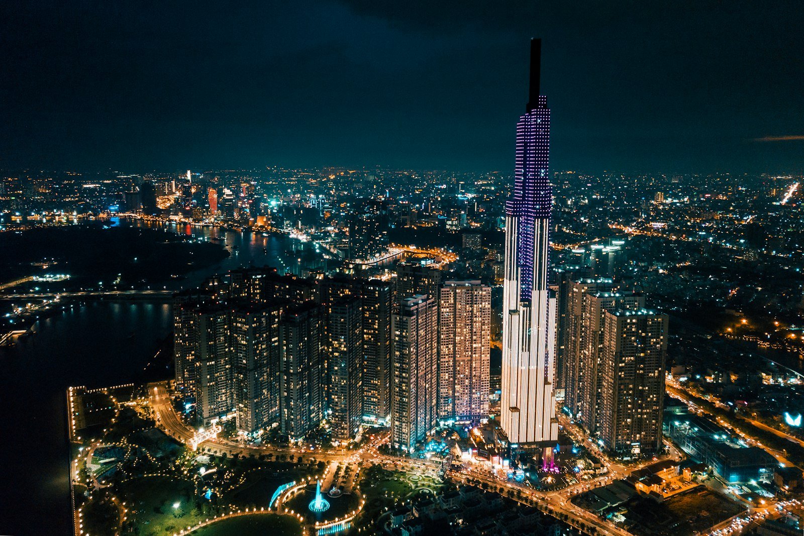Thuế Chuyển Nhượng Bất Động Sản 2026: Cách Tính & Miễn Thuế 4 Thị trường bất động sản TP.HCM và quy định thuế chuyển nhượng 2026