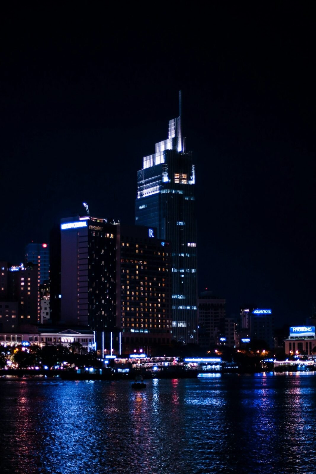 Tòa tháp ven sông Thủ Thiêm về đêm Empire City