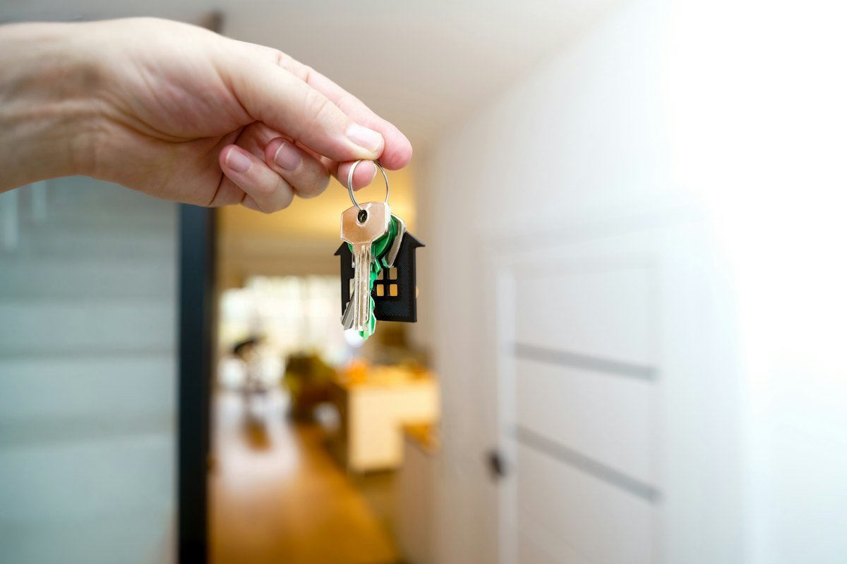 Trao chìa khóa căn hộ cho người mua nhà