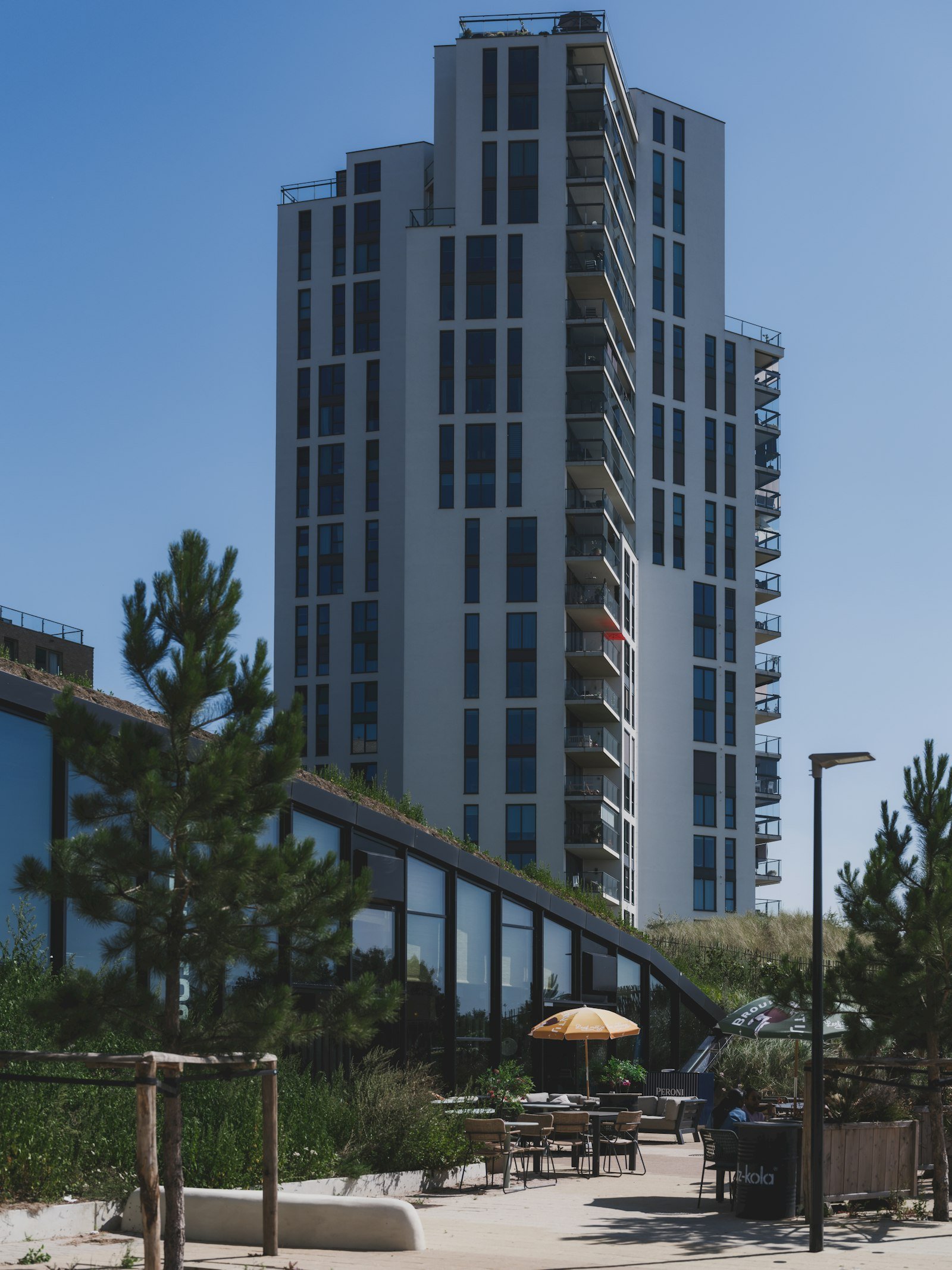 Căn hộ Flora Trellia Mizuki Park với ban công và cây xanh