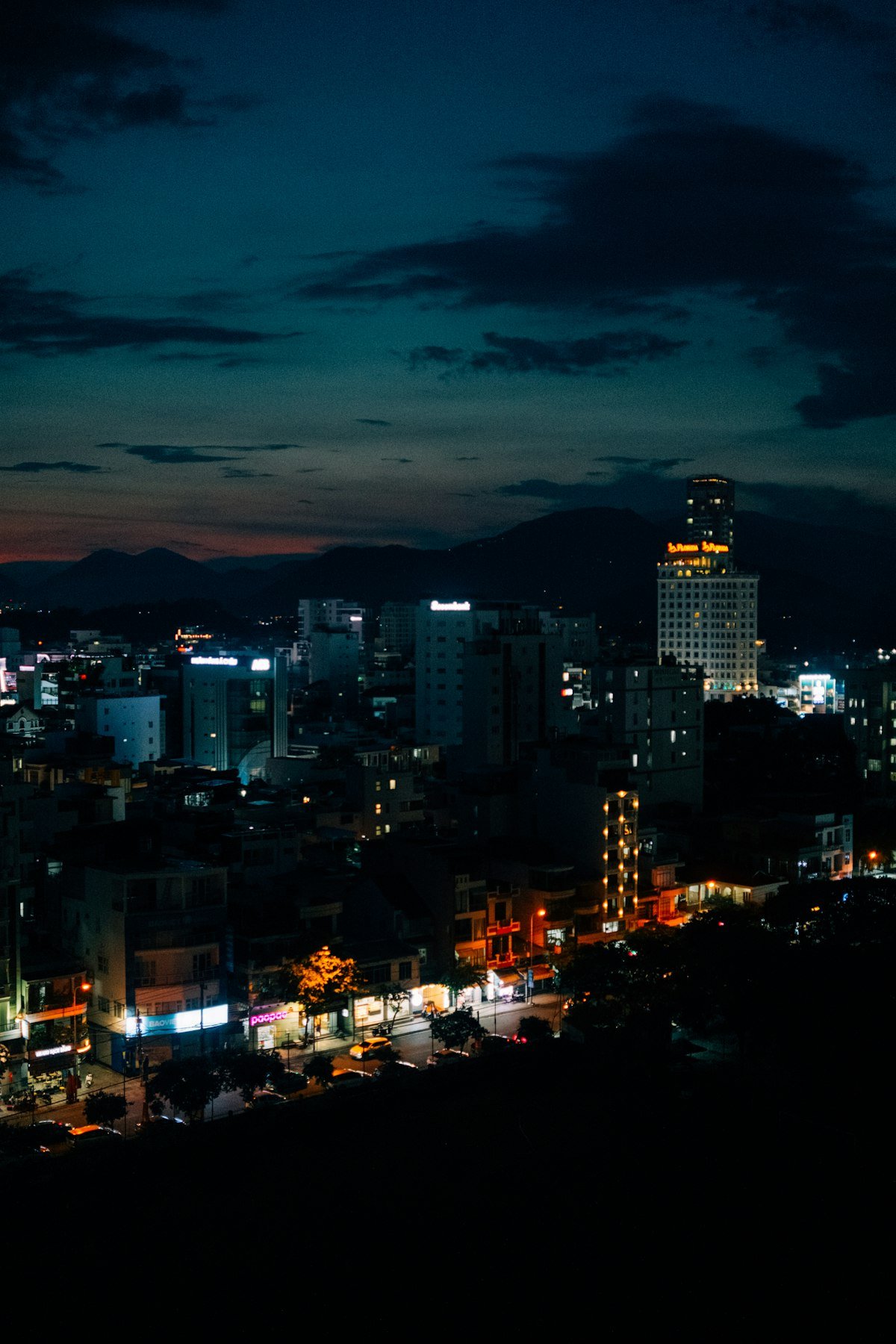 Đô thị Nha Trang lúc hoàng hôn khu vực phát triển tổ hợp căn hộ du lịch cao cấp