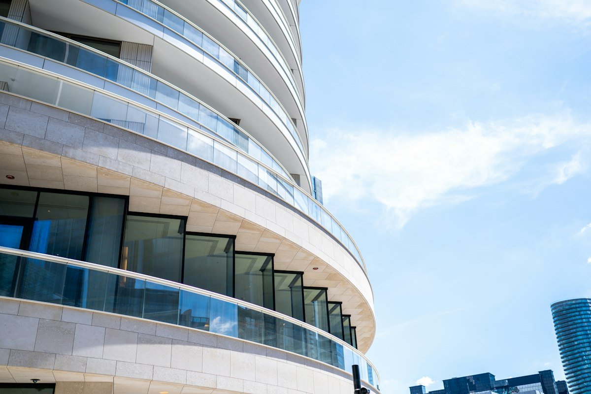 Kiến trúc ban công cong đặc trưng phong cách sky villa Savila Sala