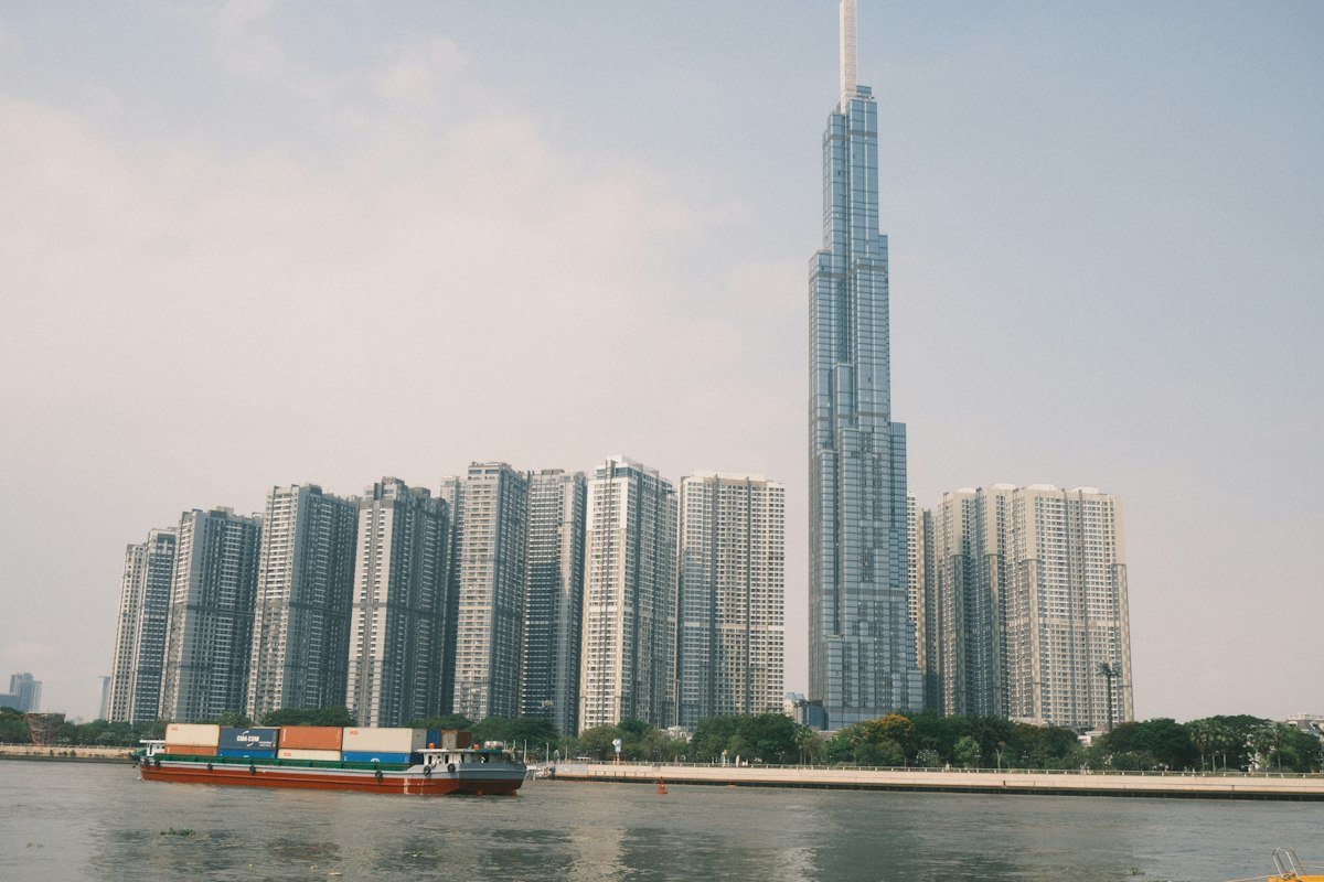 Cảnh quan sông Sài Gòn khu vực Thủ Thiêm với Landmark 81