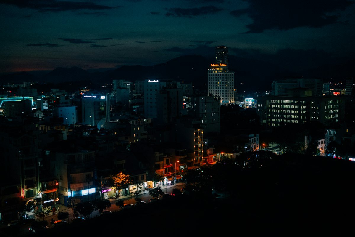 Trung tâm thành phố Nha Trang về đêm với các tòa nhà cao tầng ven biển