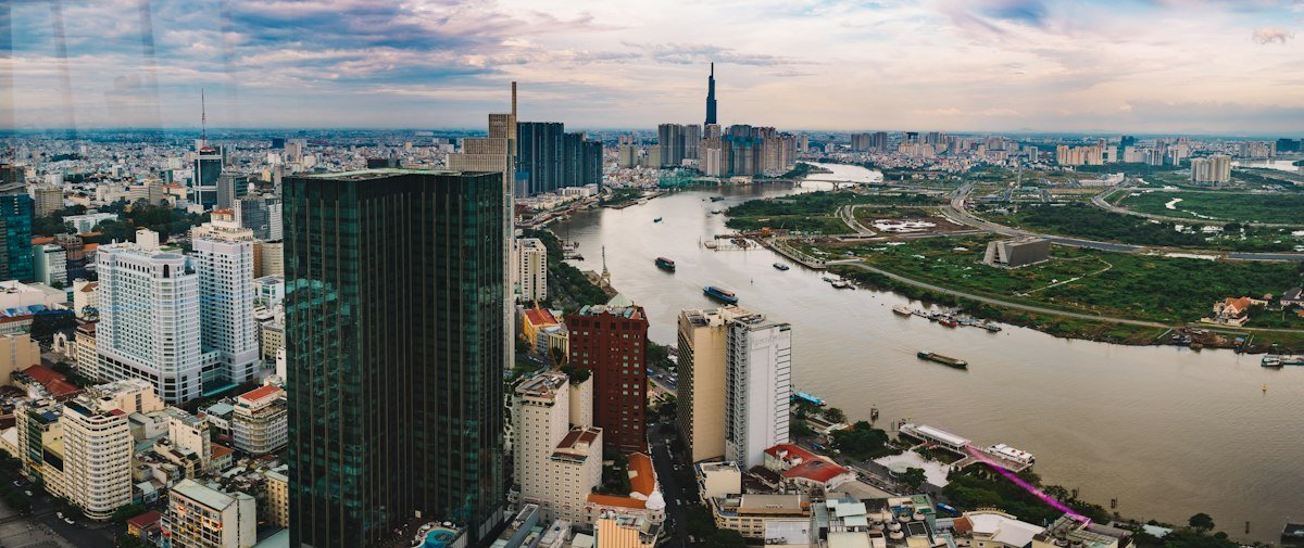 Skyline Thủ Thiêm hướng về Quận 1 qua sông Sài Gòn
