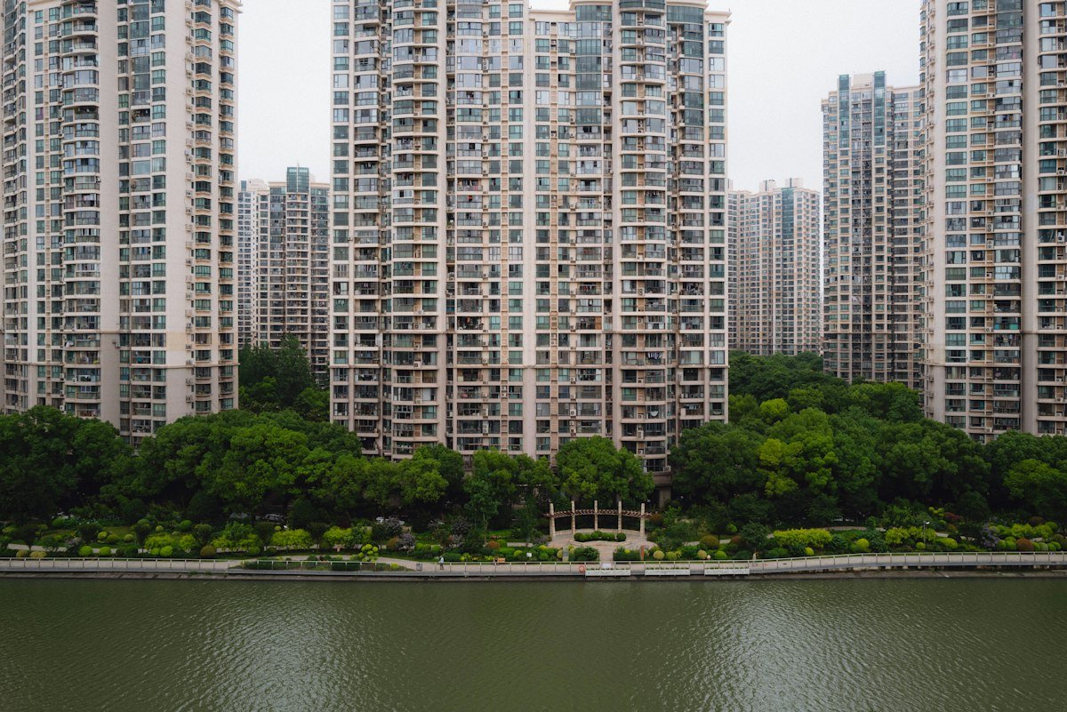 Vinhomes Grand Park: Vay Đến 80%, Cập Nhật Tiện Ích T9/2026 1 Khu đô thị Vinhomes Grand Park nhìn từ sông với công viên cây xanh
