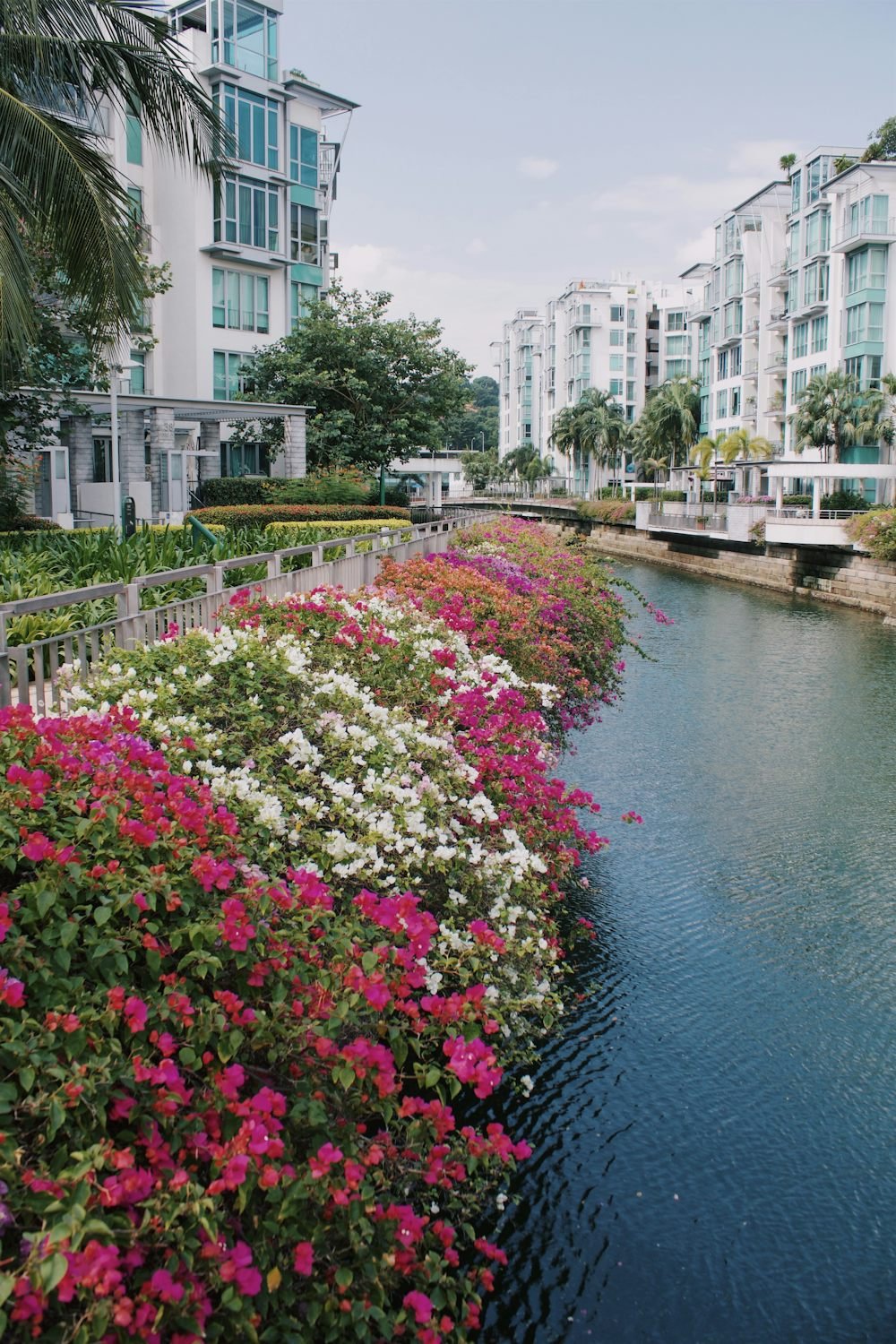 Lợi Suất Cho Thuê Saigon Pearl: 2,4–3% Có Đáng Mua? 2 Cảnh quan kênh nước và khu căn hộ xanh minh họa tiện ích Saigon Pearl