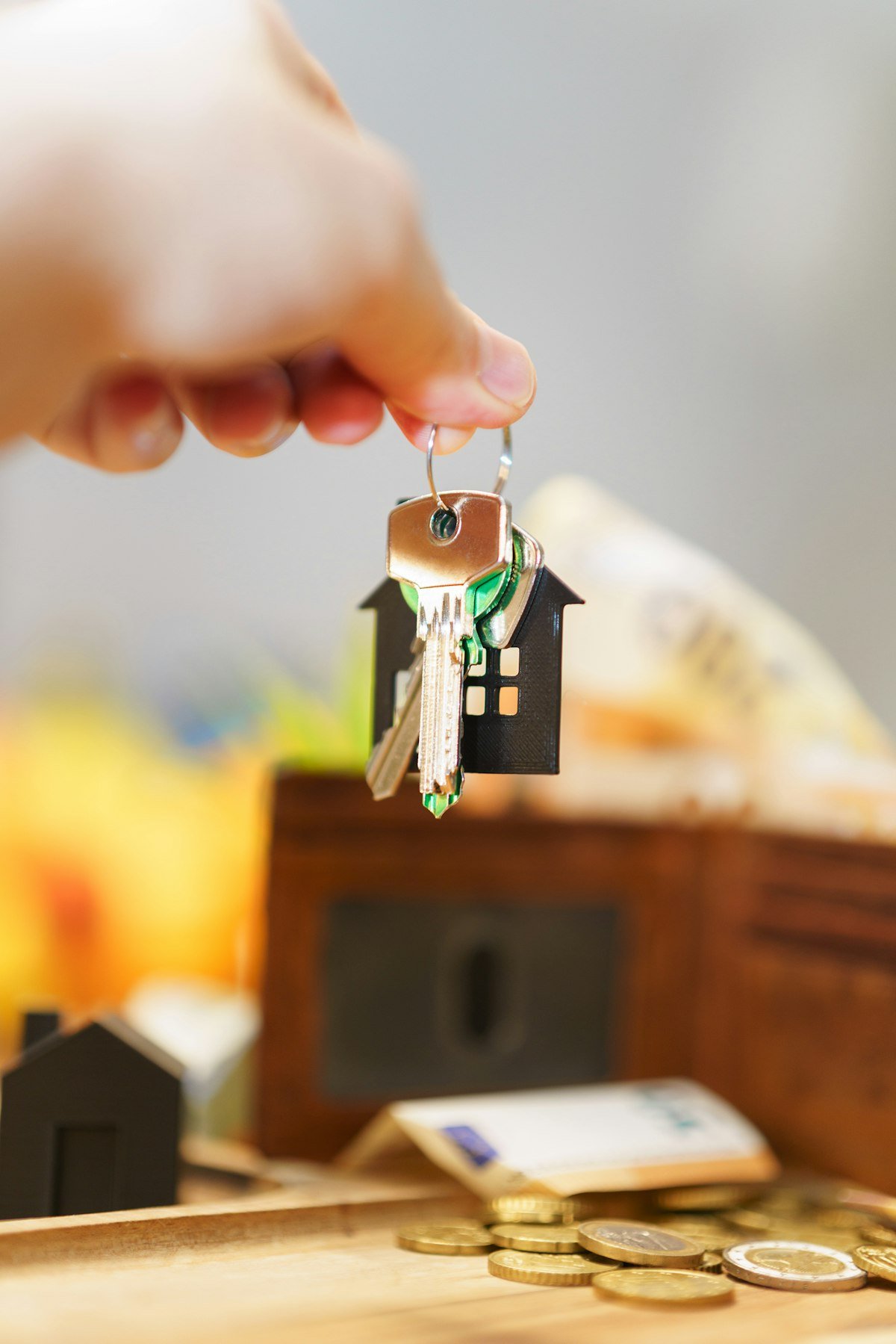 Hình minh họa chìa khóa và mô hình nhà thể hiện phương án thanh toán trả chậm