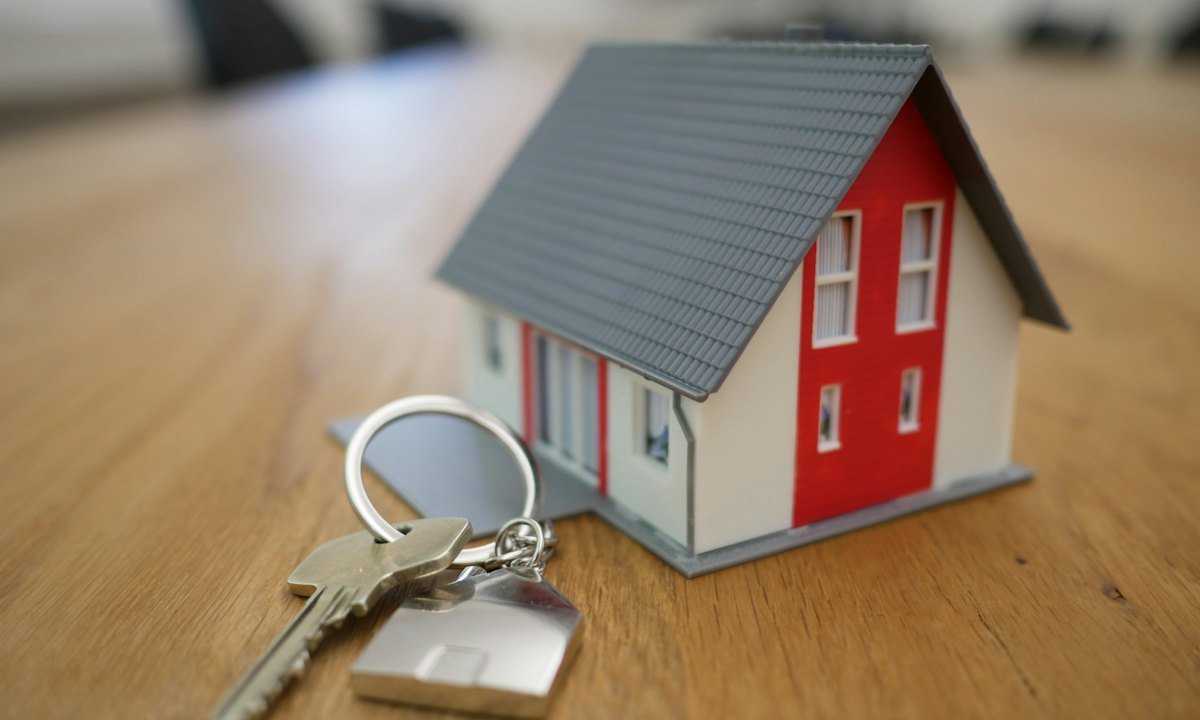 Chìa khóa và mô hình nhà minh họa quyết định mua nhà phố liền kề Vinhomes Saigon Park Hóc Môn