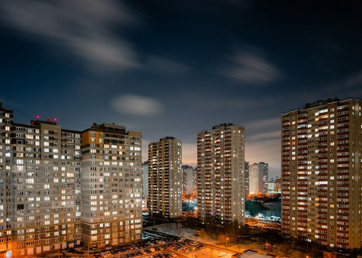 Cụm chung cư lên đèn buổi tối, minh họa thị trường căn hộ Vinhomes Grand Park