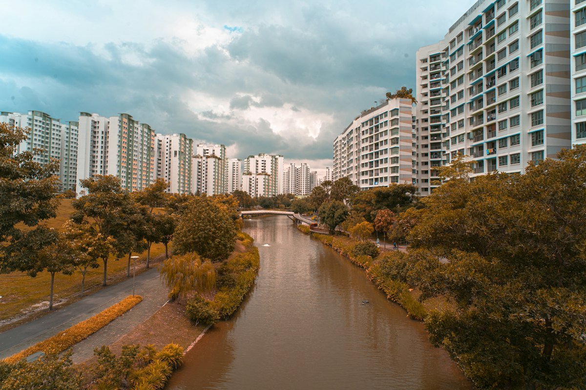 Lợi Suất Cho Thuê Saigon Pearl: 2,4–3% Có Đáng Mua? 3 Toàn cảnh đô thị ven sông nhìn từ trên cao minh họa vị trí Saigon Pearl