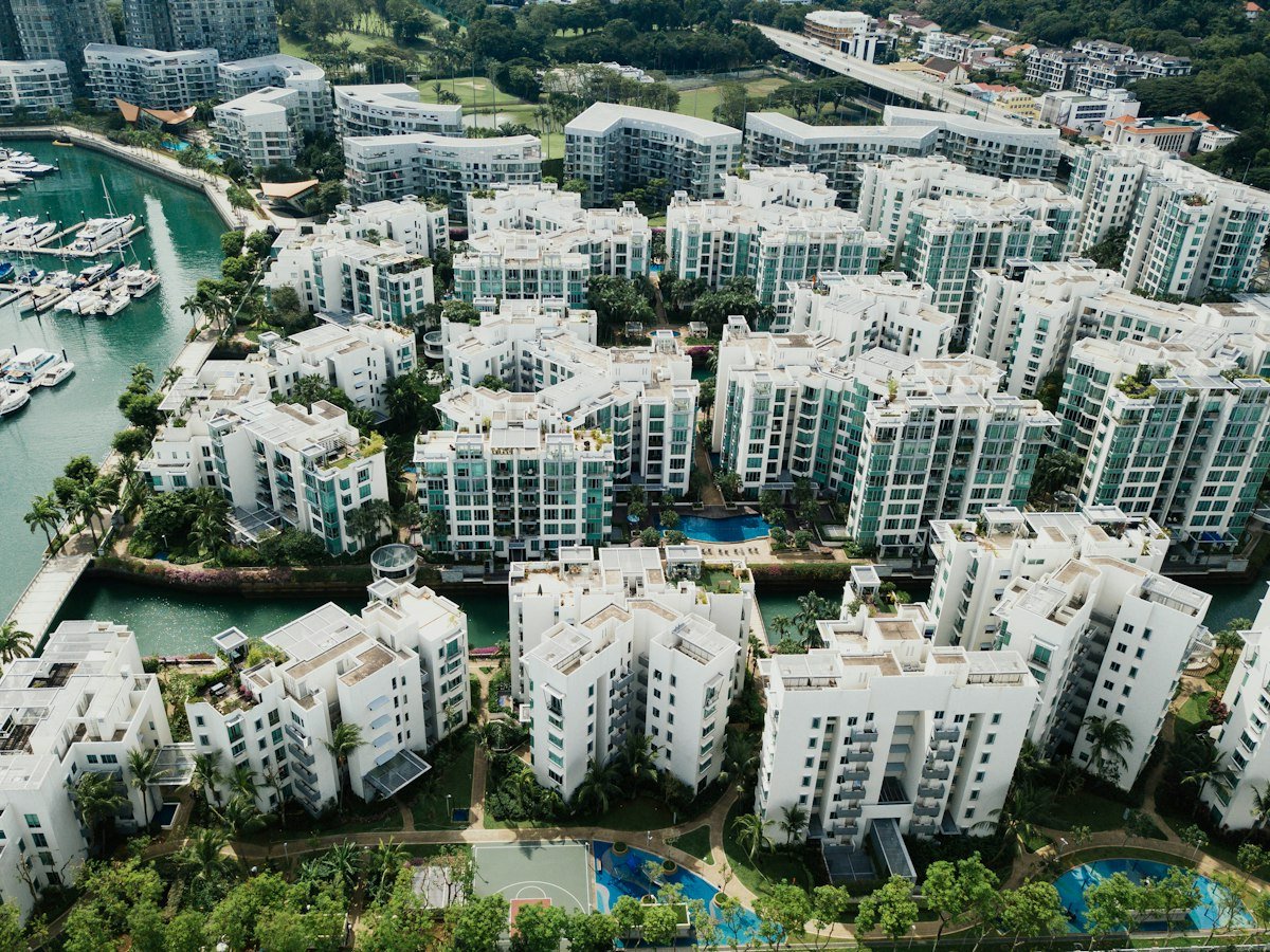 Khu dân cư nhìn từ trên cao minh họa thị trường bất động sản giao dịch chậm