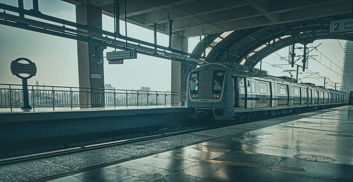 5 Tuyến Metro TP.HCM Khởi Công Cuối 2026: BĐS Hưởng Lợi 2 Tàu điện tại ga trên cao minh họa tuyến metro TP.HCM và bất động sản 2026