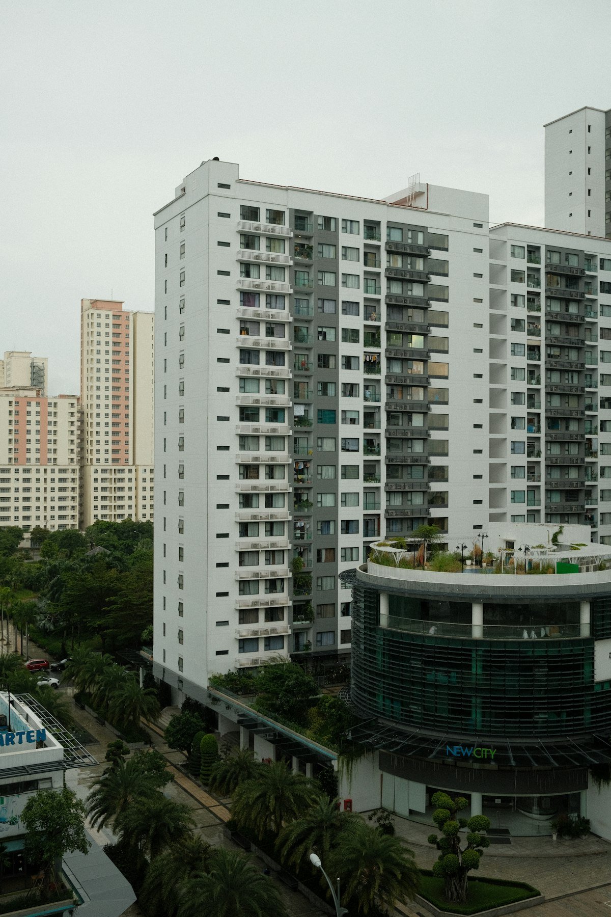 Tháp căn hộ Vinhomes Grand Park xen cây xanh tại Thủ Đức
